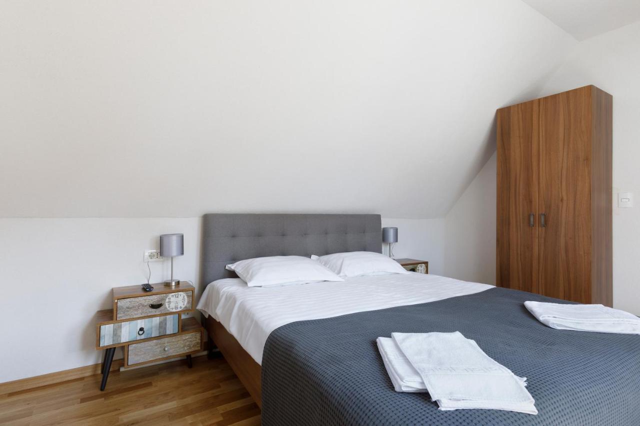 Aki Gray Apartment Brasov Luaran gambar