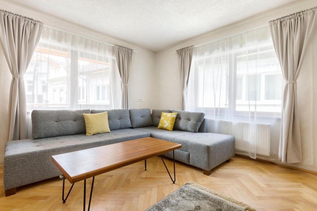 Aki Gray Apartment Brasov Luaran gambar